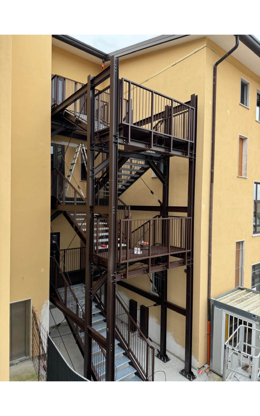 Dettaglio costruttivo di una scala antincendio multipiano
