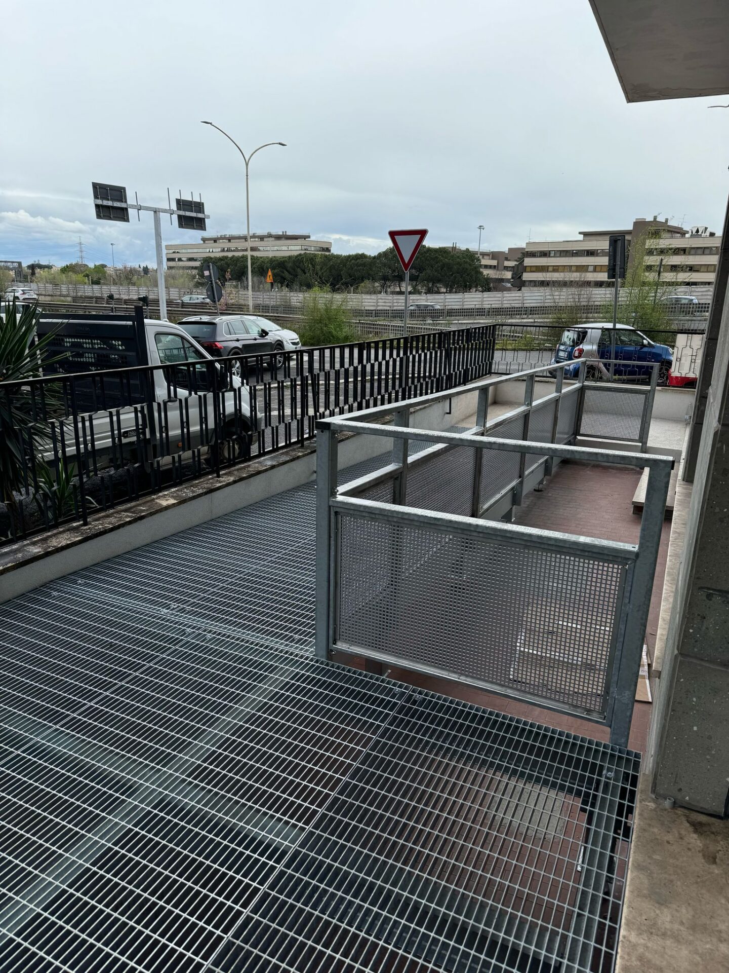 Passerella disabili con grigliati metallici SG Carpenteria Brescia